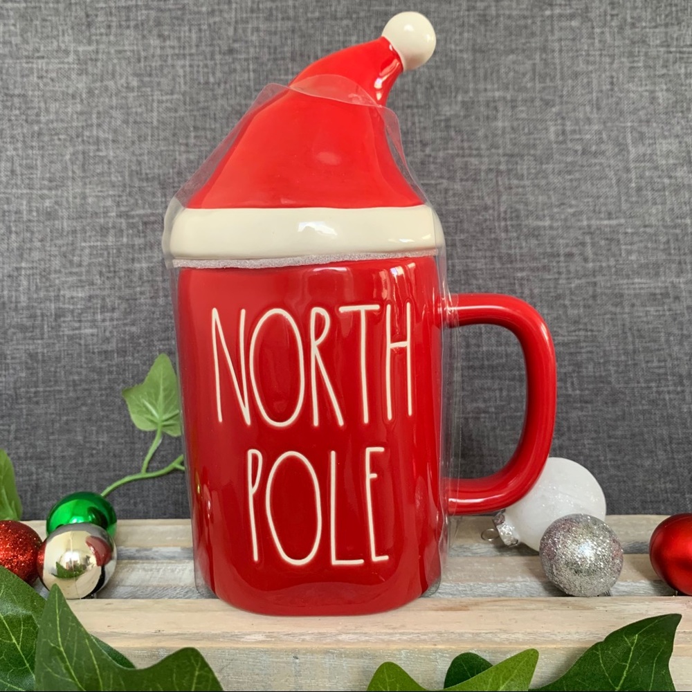 🎄Rae Dunn Christmas ‘NORTH POLE’ Mug With Topper